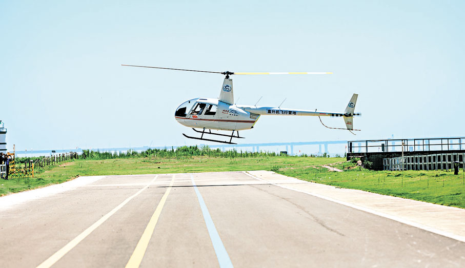 ◆遊客在航空飛行營地體驗直升機飛行。