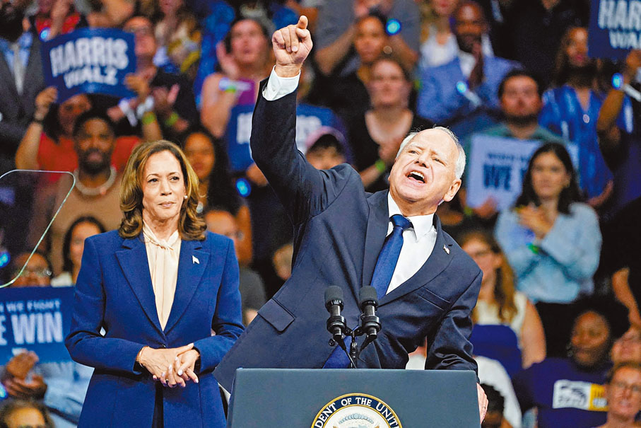 ◆沃爾茲（右）與哈里斯在費城競選集會上發表演說。 路透社