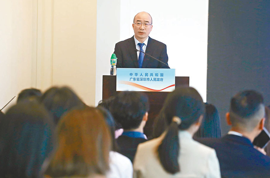 ◆深圳市政府昨在港舉辦2024年離岸人民幣地方政府債券路演，圖為深圳市財政局局長趙忠良介紹詳情。