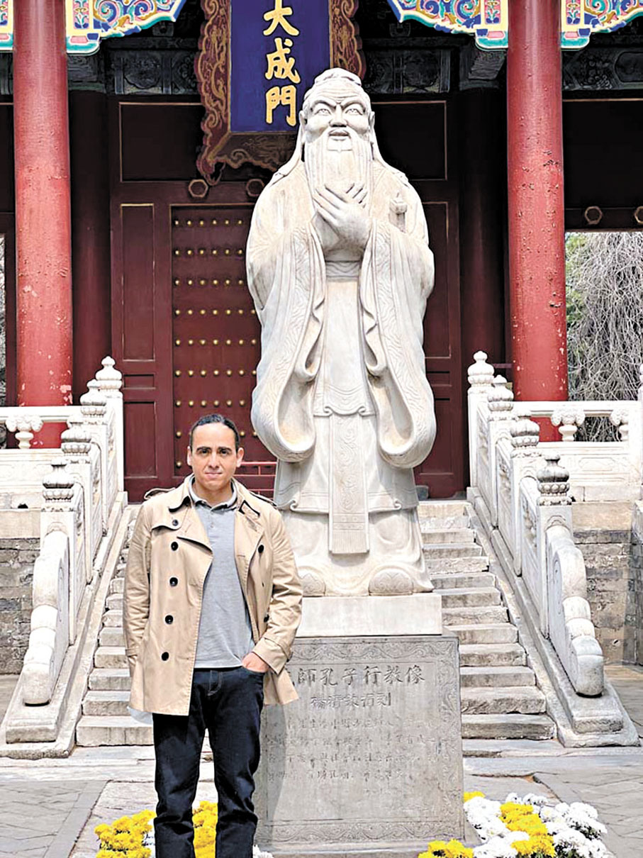 ◆沈友友與孔子像合影。   網絡圖片