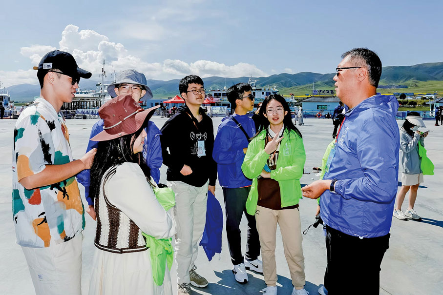 ◆2023年，吳漢忠為香港學生們講解青海當地情況。