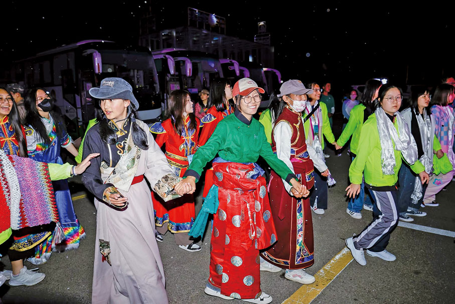 ◆2023年，在兩地青年交流活動中，香港學生們體驗穿藏服，並與當地各民族的青年朋友們交流互動。