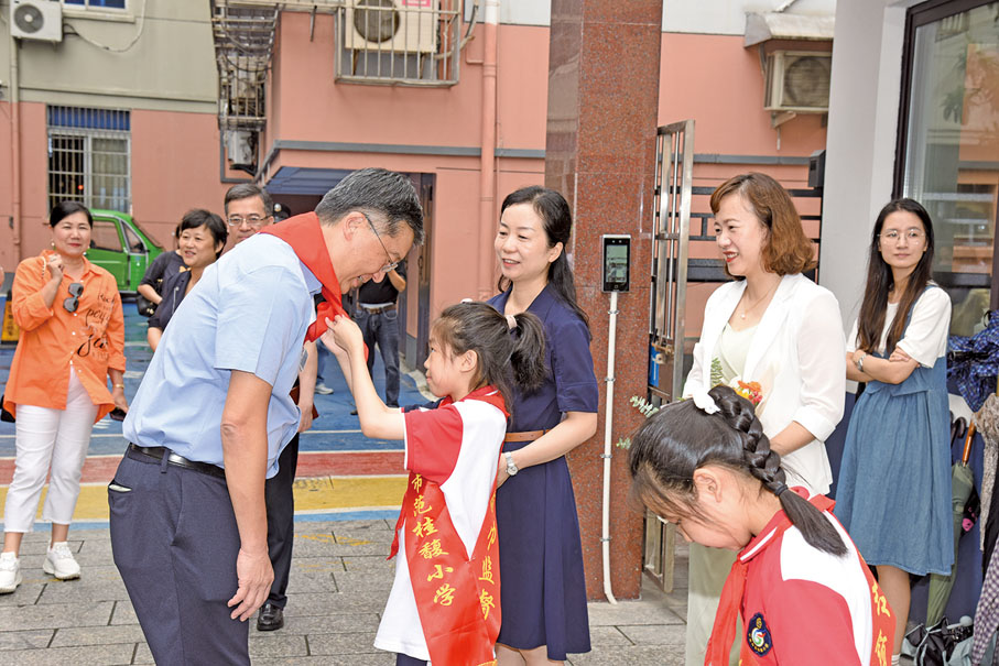 ◆范久祥承傳祖父輩教導，致力於教育事業。2023年9月14日，他參觀由其父親范思舜捐贈助建的寧波市范桂馥小學，獲學生熱烈歡迎。