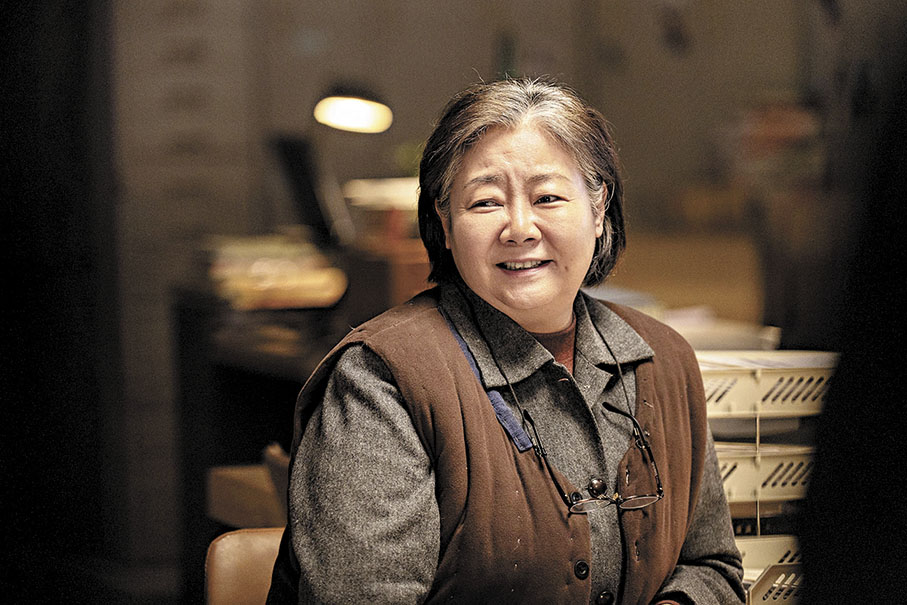 ◆薩日娜扮演嫲嫲。