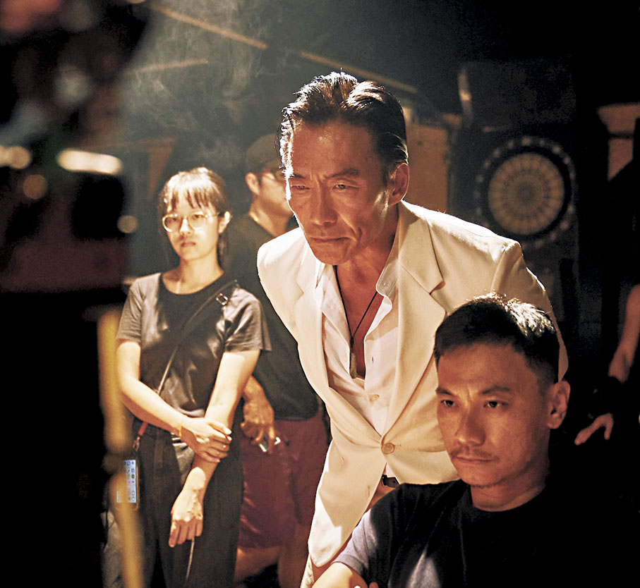 ◆鄭浩南在片場回看拍攝效果。