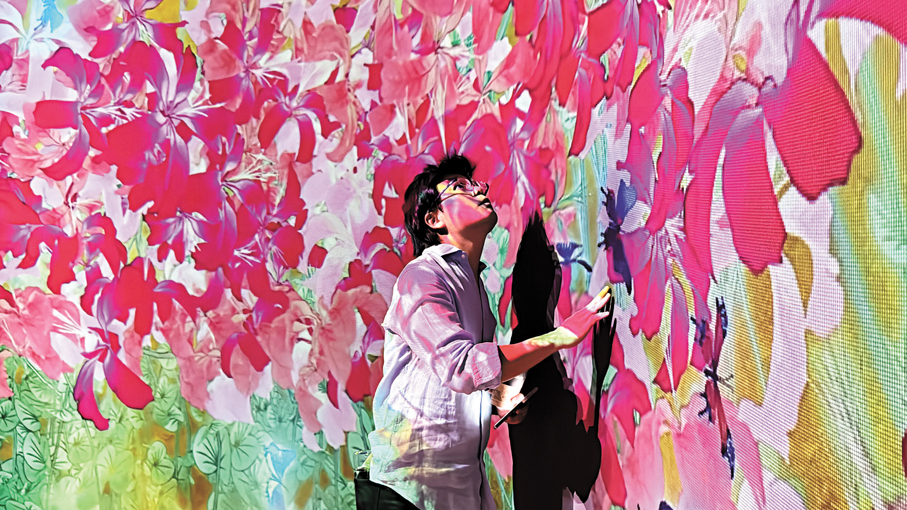 ◆灣區民眾沉浸式打卡展覽，感受香港魅力。香港文匯報記者黃寶儀  攝