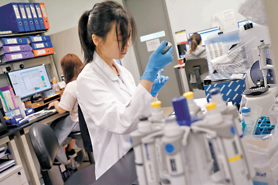 ◆香港科學園一間公司的科研人員正進行癌症基因檢測。 資料圖片