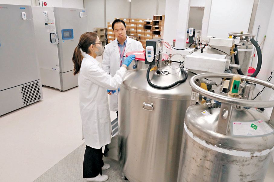 ◆科研人員正在香港科學園生物科技共享實驗室工作。 資料圖片