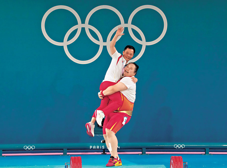 ◆李雯雯開心地抱起教練吳美錦慶祝。  新華社