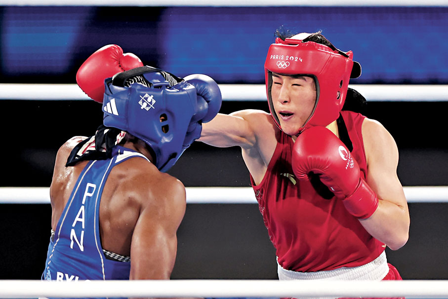 ◆李倩(右)在比賽中。  新華社