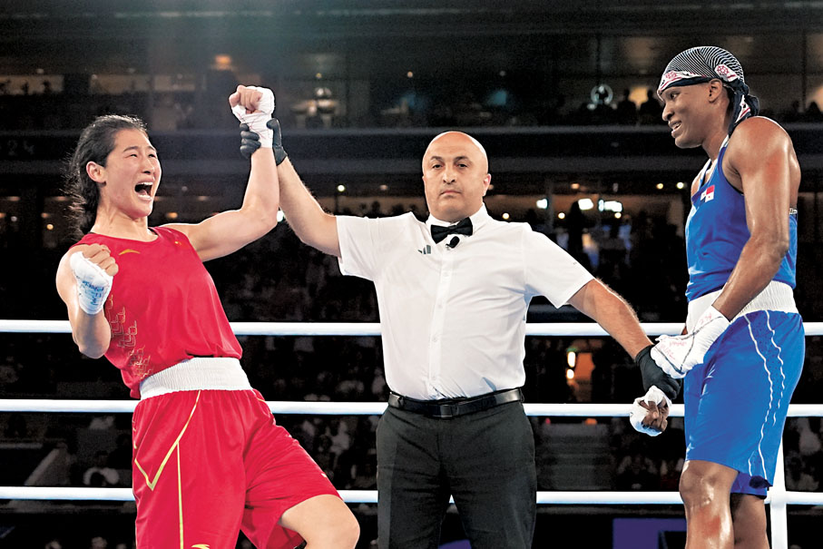 ◆裁判宣布李倩(左)獲勝一刻。  新華社