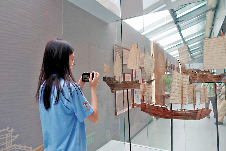 ◆學員拍攝展品。 香港文匯報記者連愍鈺  攝