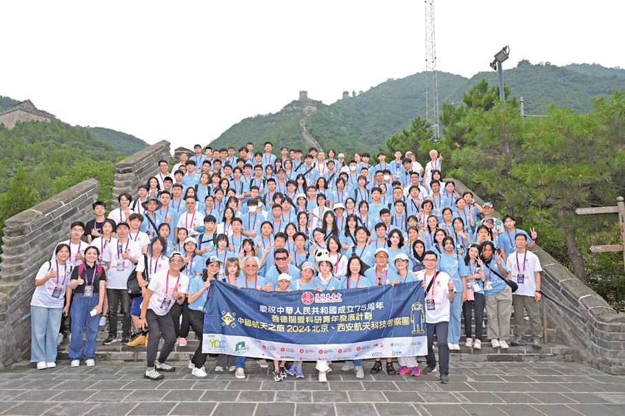 ◆同學們進行發射火箭比賽，比賽氣氛充滿歡樂。