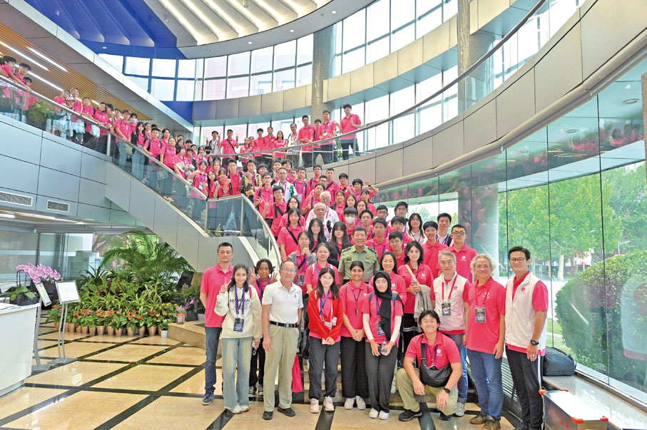 ◆在航天科普講座後，考察團一眾團員與主講嘉賓黃海及榮譽顧問鄭彥良於北京航空航天大學大合照。