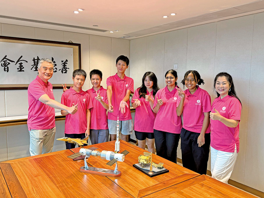 ◆董吳玲玲、藍國慶與考察團學生合照。