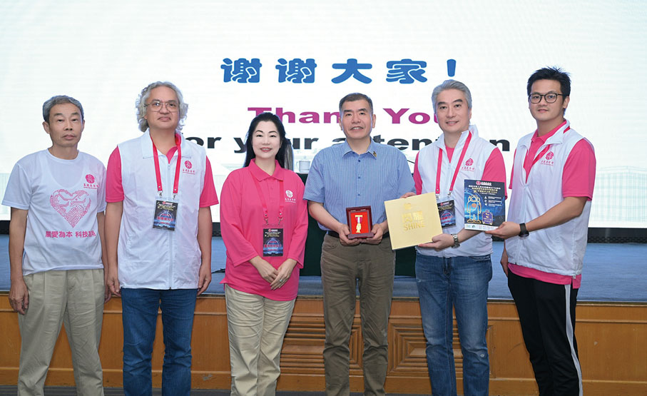 ◆善德基金會董事局成員帶領同學參觀北京航空航天大學，聆聽了教授黃海生動入微的「航天科普講座」。