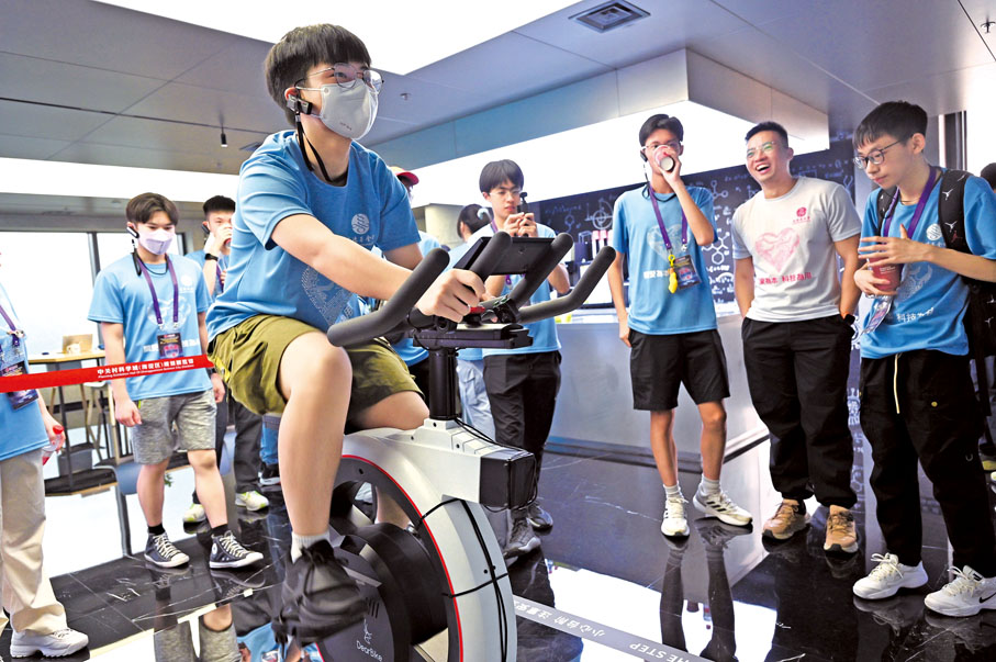 ◆同學們參觀了中關村科學城，了解北京智慧城市與現代城市規劃的關係。