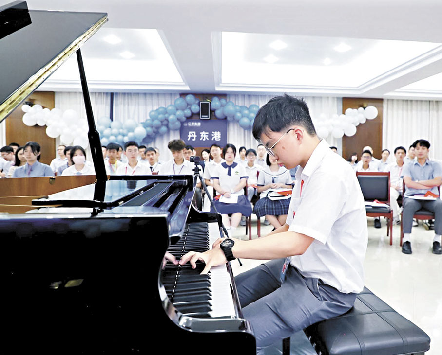 ◆中華基金中學蔡銘賢同學在丹東代表香港中學生表演鋼琴獨奏《少女的祈禱》。 作者供圖