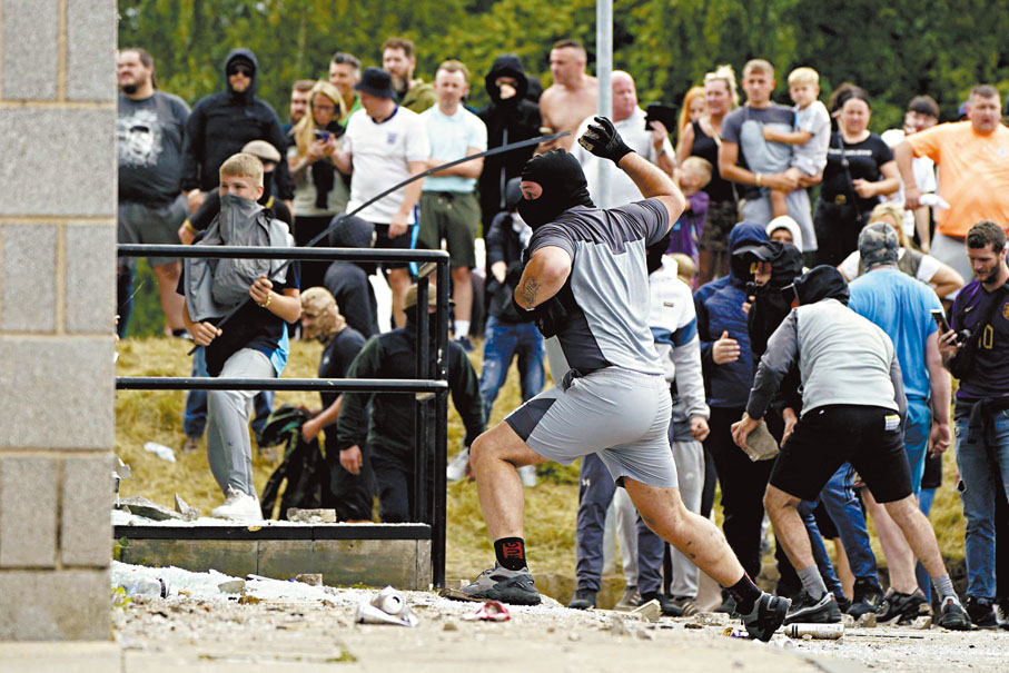 ◆英警方可識別蒙面暴徒臉型等特徵鎖定其身份。 美聯社