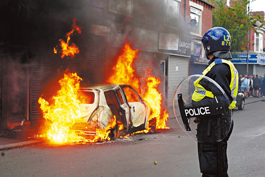◆英極右反移民騷亂，示威者肆意襲警、阻塞交通、破壞公共設施。 美聯社