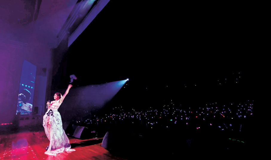 ◆鍾嘉欣向台下觀眾拋花球。