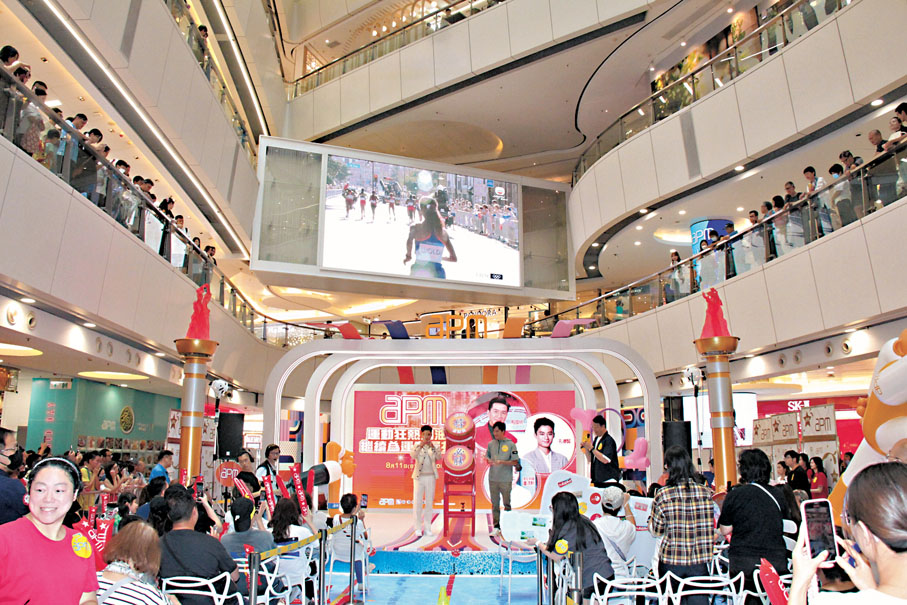 ◆活動吸引不少市民圍觀，氣氛熱鬧。