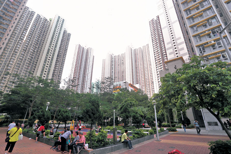 ◆房委會相信公屋平均輪候時間今年下半年會維持平穩。圖為屋邨居民生活情況。資料圖片