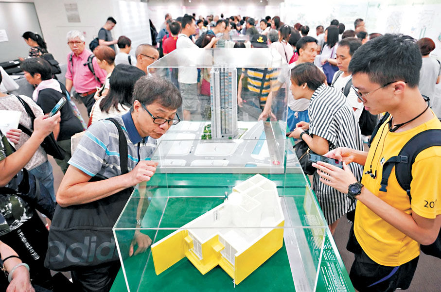 ◆公屋一般申請者平均輪候時間5.5年，較上季縮短0.2年。圖為市民觀看公屋模型。資料圖片