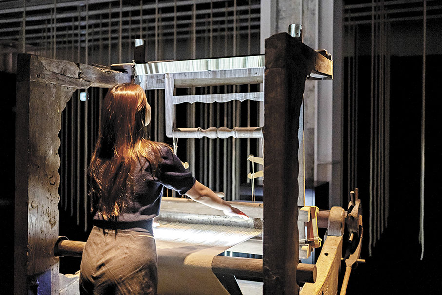 ◆觀眾正在體驗作品《音樂紡織機》。 主辦方供圖