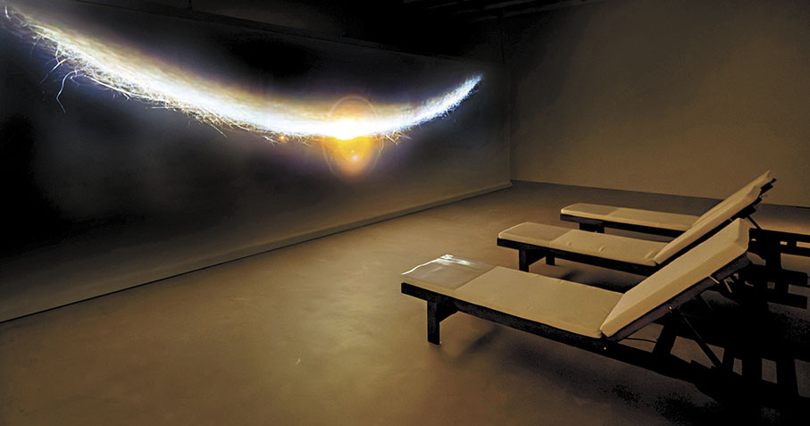 ◆作品《33.8 Hz》讓觀眾可以在躺椅上，一邊享受貓咪「咕嚕」聲震動一邊觀影。 主辦方供圖