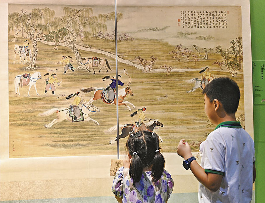 ◆ 觀眾在欣賞郎世寧作品《弘歷射獵圖》橫幅。  中新社圖片
