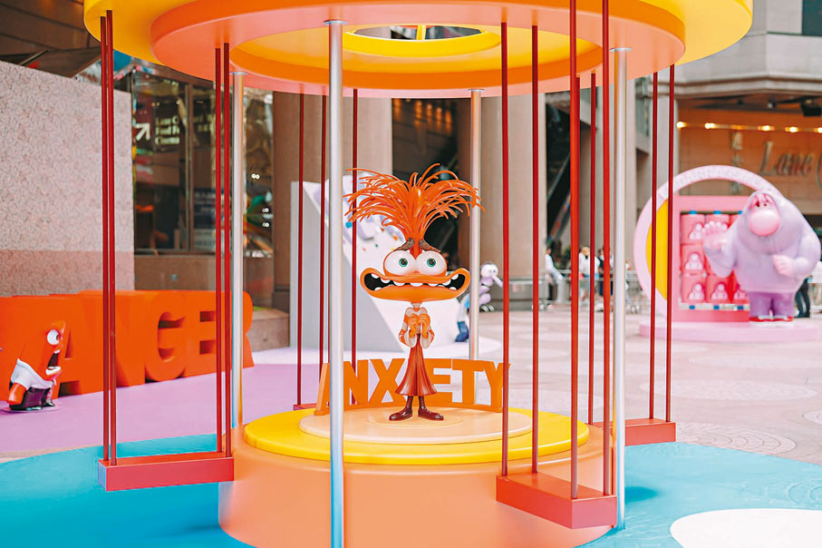 【阿焦】◆鞦韆飾以色彩繽紛的記憶球，你可坐上感受阿焦的焦慮情緒。