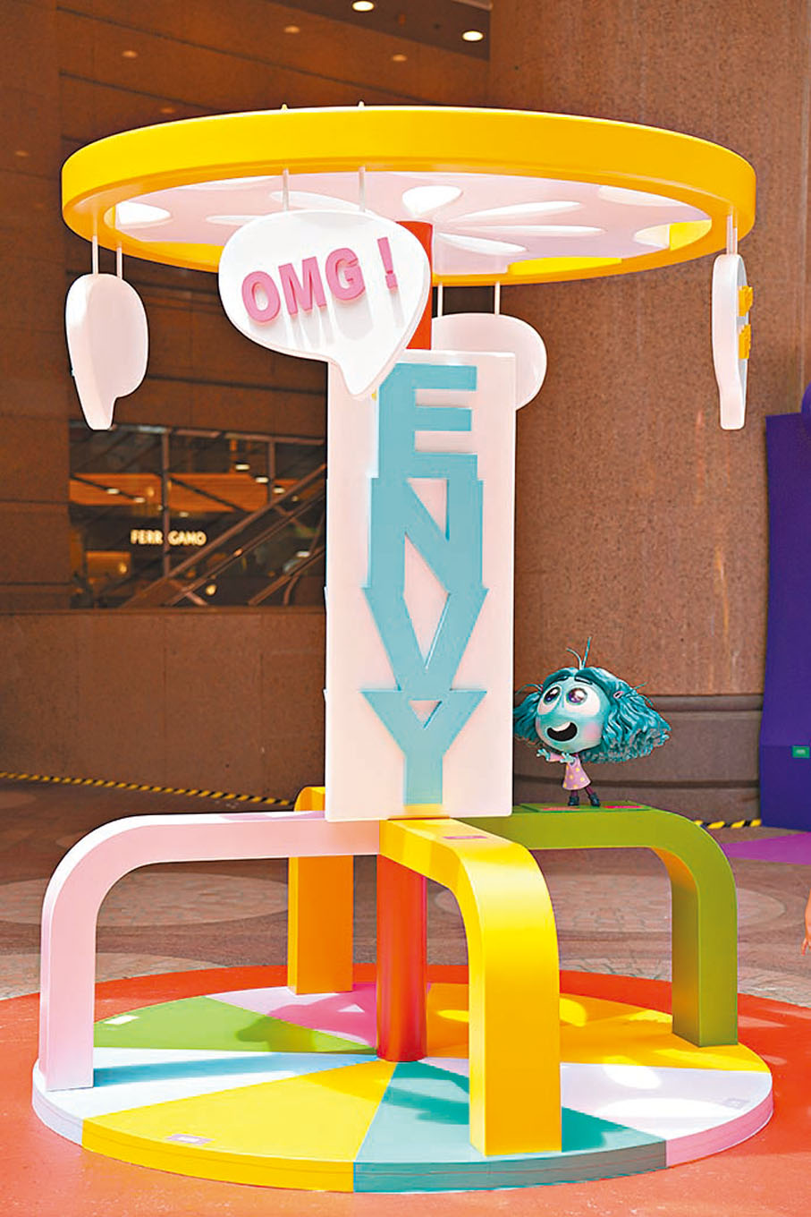 【阿羨】◆阿羨躲在氹氹轉的一角看着周圍的人和事暗自羨慕。