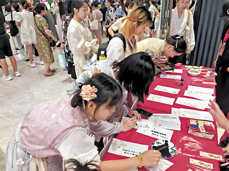 ◆影迷在首映現場作描摹體驗。