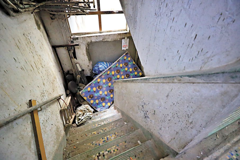 【三無大廈】◆佐敦有三無大廈樓梯被床褥等雜物堵塞，若有火警時難以逃生。