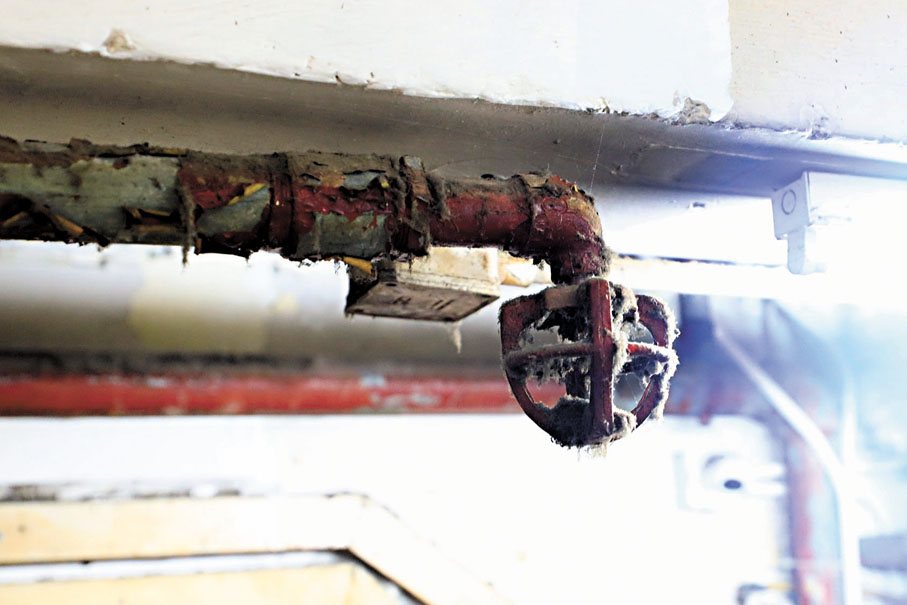 【三無大廈】◆亞皆老街一幢大廈三樓及以下梯間雖有自動灑水系統，但已滿布灰塵。