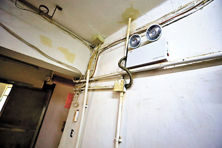 【有法團有物管大廈】◆吳松街有業主立案法團和物管公司管理的單幢式樓宇，梯間亦裝有緊急照明系統。