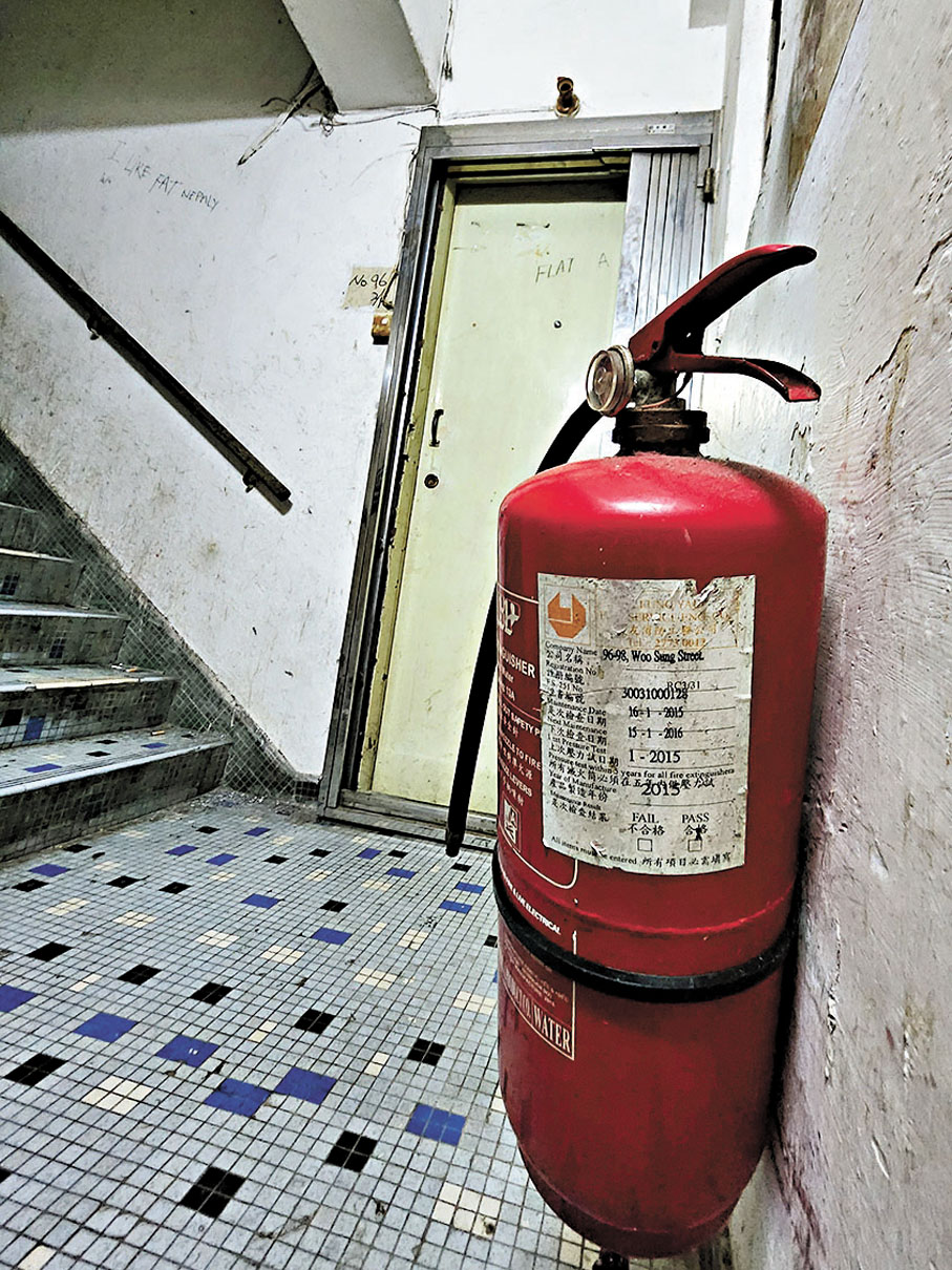 ◆吳松街三無大廈縱有滅火筒，但上次檢查日期竟已是9年前。