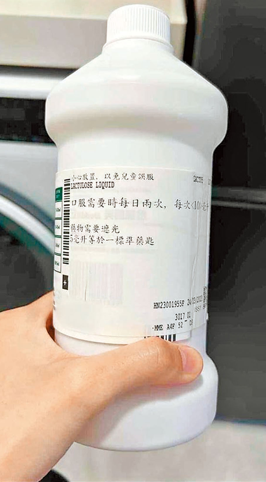 ◆一名孕婦透過網購平台買到一瓶只在註冊藥房出售的乳果糖，發現貼有公院病人標籤，懷疑賣方轉售公院二手藥。網上截圖