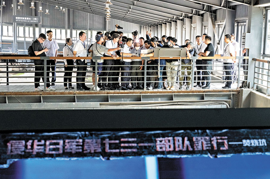 ◆8月13日，侵華日軍第731部隊「少年隊」原隊員清水英男（中）在侵華日軍第731部隊舊址指認侵華日軍細菌戰罪行。新華社