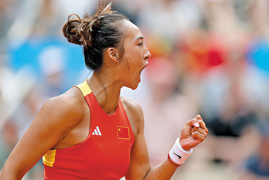 ◆鄭欽文手握耐克、威爾勝、蘭蔻、勞力士等至少10個重要品牌的商業合作代言。圖為8月3日，在巴黎奧運會網球女子單打比賽中，鄭欽文手戴耐克腕帶。  資料圖片