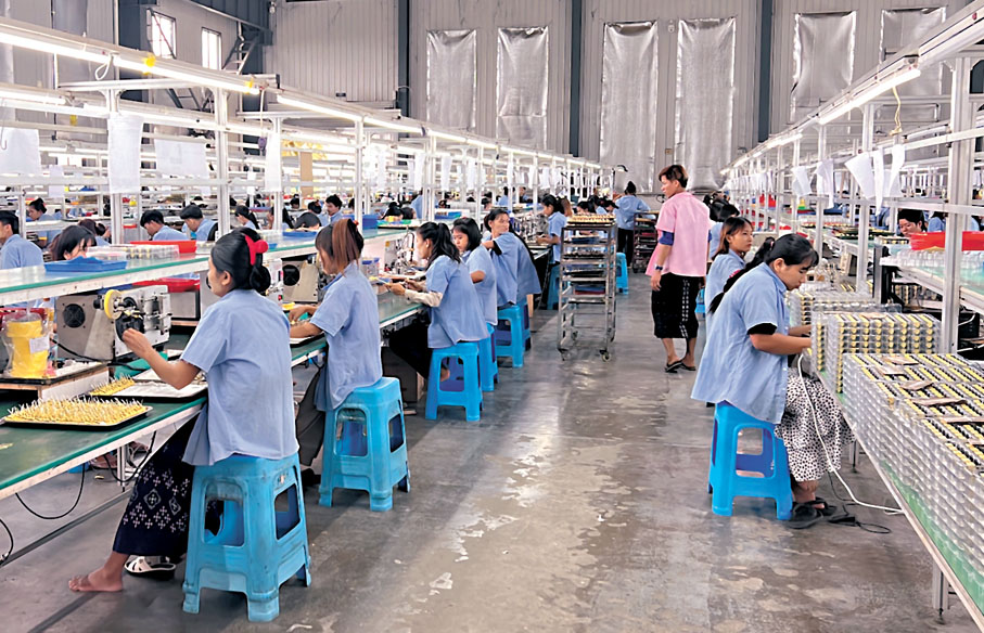 ◆雲南德宏沿邊產業園成口岸經濟新引擎。圖為瑞麗沿邊產業園區電子元件加工企業生產車間的火熱場面。香港文匯報記者譚旻煦 攝