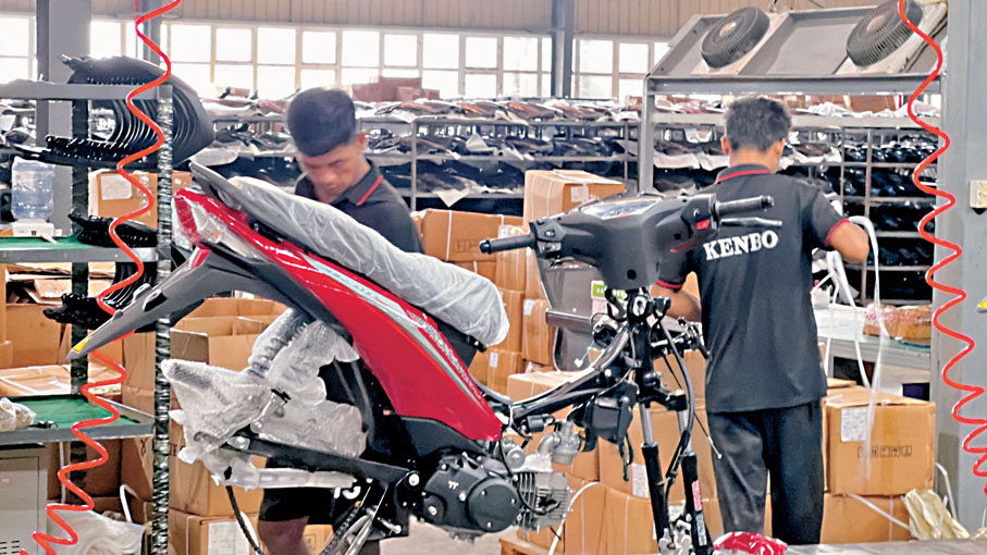 ◆雲南銀翔機車製造有限公司的生產線上，工人在忙碌。 香港文匯報記者譚旻煦 攝