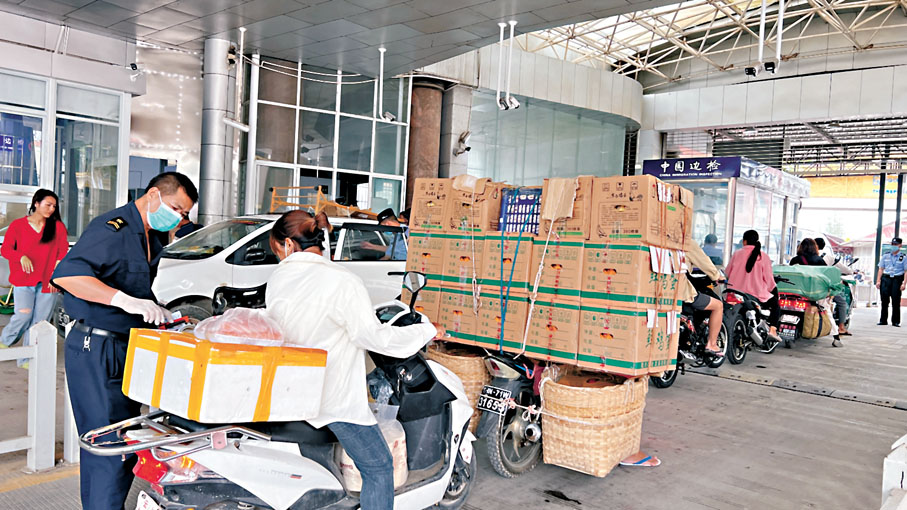 ◆在瑞麗口岸，車輛正在接受出境檢查。香港文匯報記者譚旻煦 攝
