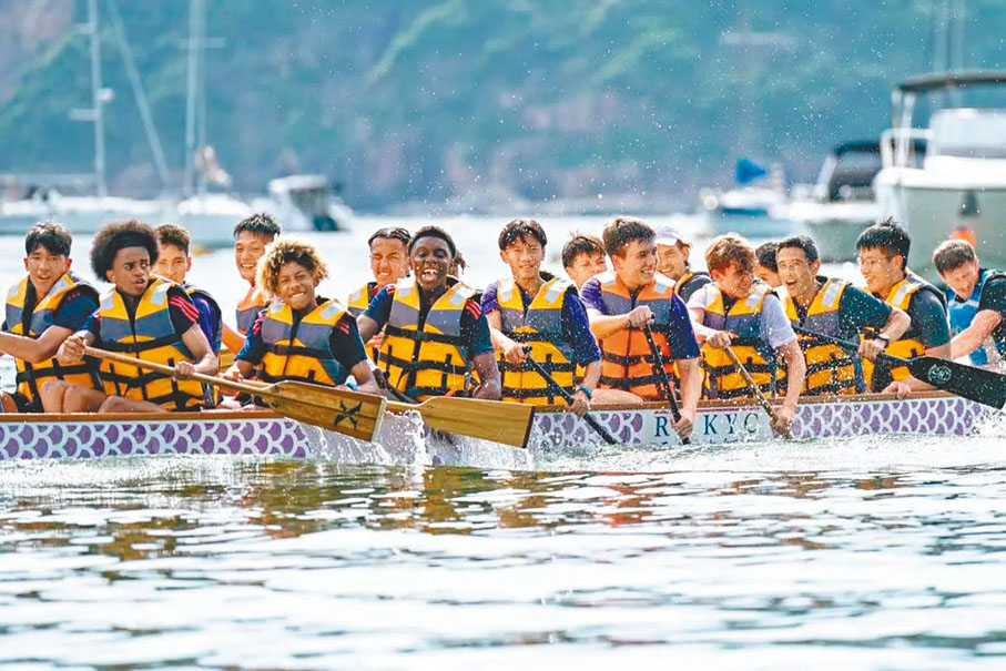 ◆曼聯小將體驗划龍舟。  香港賽馬會圖片