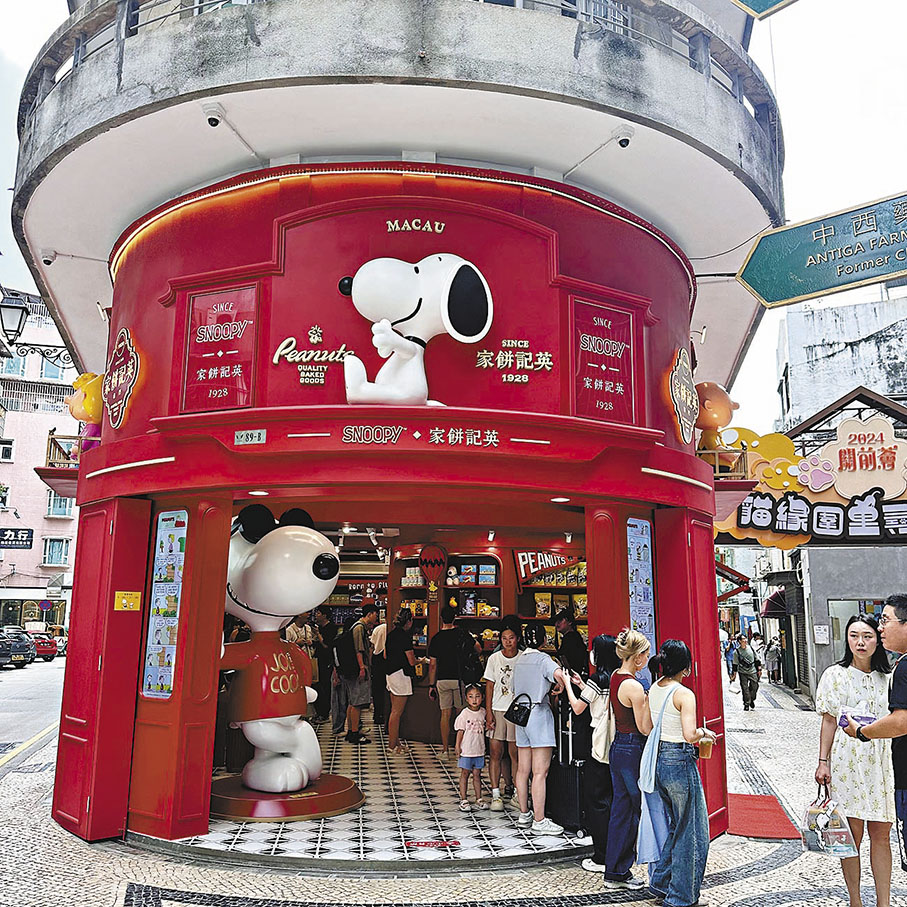 ◆澳門英記餅家Snoopy主題店吸引不少客人到店「打卡」。 網上圖片
