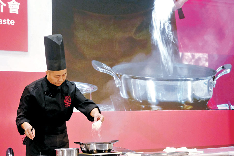 ◆烹飪大師李紅凱即場展示手藝。香港文匯報記者涂穴  攝
