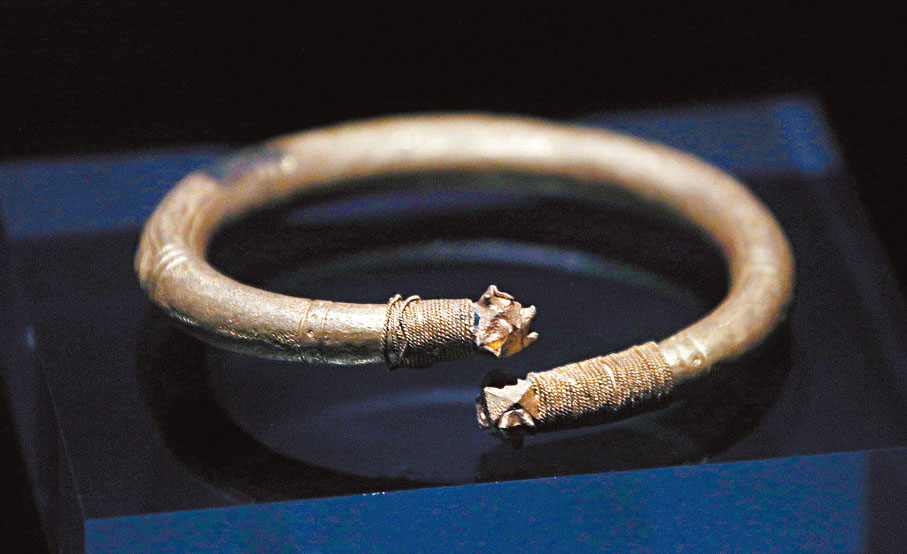 ◆鑲寶石空心金鐲　圖：香港文匯報記者  郭木又