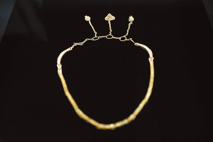 ◆金單頂鏈犀角形錐筒飾項鏈　圖：香港文匯報記者  郭木又