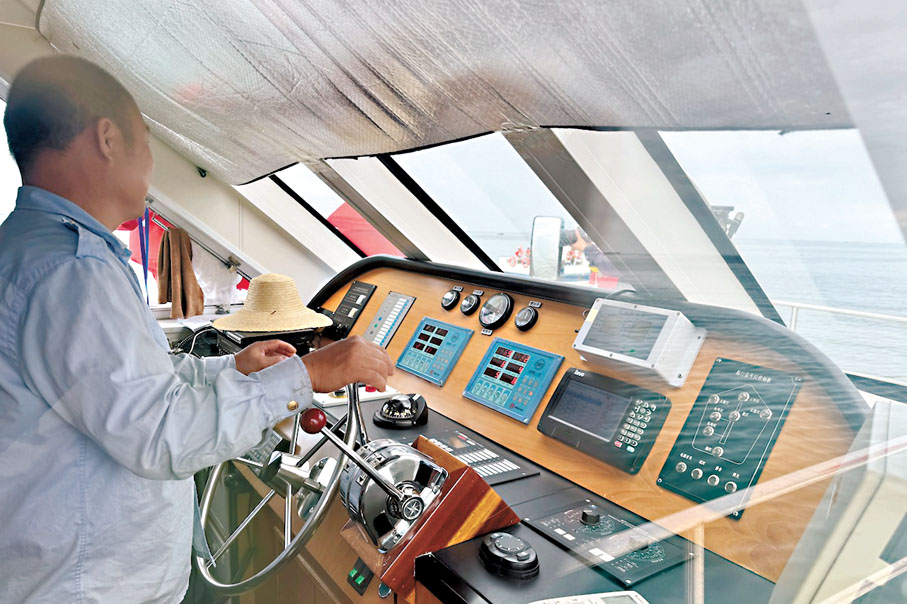 ◆當地船員、漁民們長期與中華白海豚和諧共處，在船靠近白海豚時會適當減速、減小噪音。 香港文匯報記者李紫妍  攝